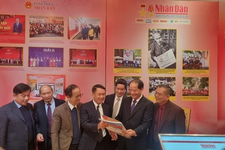Các đại biểu tham quan gian trưng bày báo Nhân Dân.