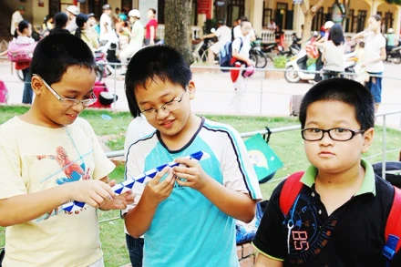 Ngày càng có nhiều em nhỏ phải trang bị kính để hỗ trợ thị lực. (Ảnh: SONG ANH)