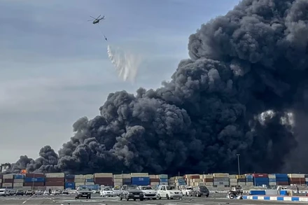 [Video] Nổ cảng tại Iran khiến hơn 1.200 người thương vong: Đám cháy bùng phát trở lại