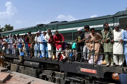 [Video] Nổ súng tấn công tàu hỏa chở 400 hành khách tại Pakistan