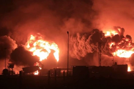 [Video] Cảng Hodeidah rực lửa: Israel phối hợp Mỹ không kích lực lượng Houthi 