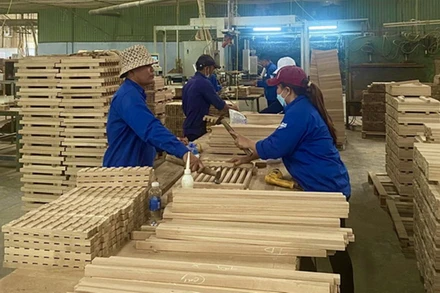 Nhiều doanh nghiệp ngành gỗ vẫn sản xuất cầm chừng do đơn hàng ngắn hạn và thị trường chưa thực sự ổn định.