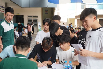 Sinh viên, học sinh nhập học tại Trường cao đẳng Cơ điện Hà Nội năm học 2024-2025 (Ảnh minh họa)