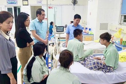 Đoàn công tác Bộ Giáo dục và Đào tạo đến thăm hỏi và động viên học sinh gặp nạn