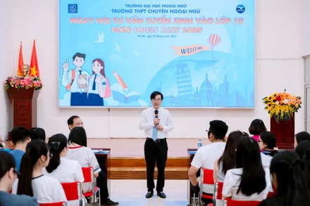 Trường THPT chuyên Ngoại ngữ tổ chức tư vấn tuyển sinh vào lớp 10 thu hút sự tham dự của đông đảo học sinh, phụ huynh học sinh. (Ảnh: ULIS)