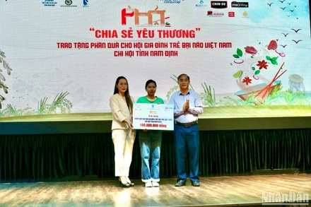 Lãnh đạo Sở Văn hóa, Thể thao và Du lịch tỉnh Nam Định và đại diện Công ty Blue Việt Nam trao tặng 100 triệu đồng cho Chi hội gia đình trẻ bại não Việt Nam tỉnh Nam Định.