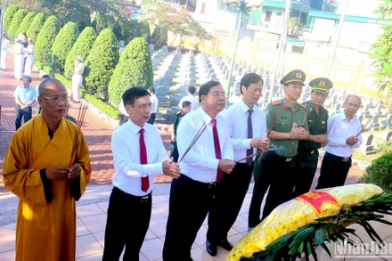 Các đại biểu tỉnh Nam Định dâng hương, đặt vòng hoa viếng các Anh hùng liệt sĩ tại Nghĩa trang Liệt sĩ thành phố Nam Định.
