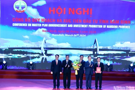 Phó Thủ tướng Trần Hồng Hà trao Quyết định phê duyệt Quy hoạch tỉnh thời kỳ 2021-2030, tầm nhìn đến năm 2050 và tặng hoa chúc mừng Đảng bộ, chính quyền và nhân dân tỉnh Nam Định.