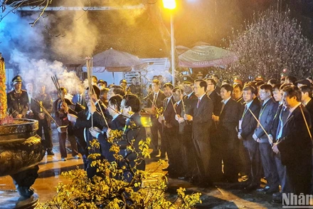 Các đại biểu tỉnh Nam Định dâng hương tại sân đền Thiên Trường trước nghi lễ khai ấn đền Trần.