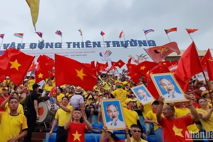 Sân vận động Thiên Trường Nam Định rực rỡ sắc màu, náo nức tiếng hò reo khi tổ chức môn bóng đá nam SEA Games 31.