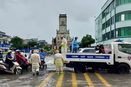 Đội Cảnh sát Giao thông-Trật tự Công an thành phố Nam Định huy động phương tiện hỗ trợ người dân qua điểm ngập.