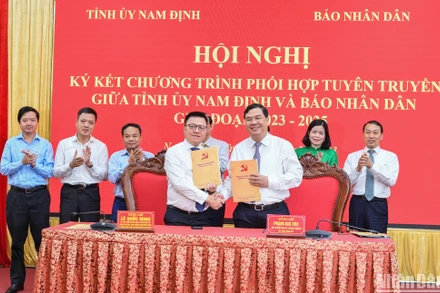Đồng chí Lê Quốc Minh, Tổng Biên tập Báo Nhân Dân và đồng chí Phạm Gia Túc, Bí thư Tỉnh ủy Nam Định ký kết Chương trình phối hợp tuyên truyền giai đoạn 2023-2025.