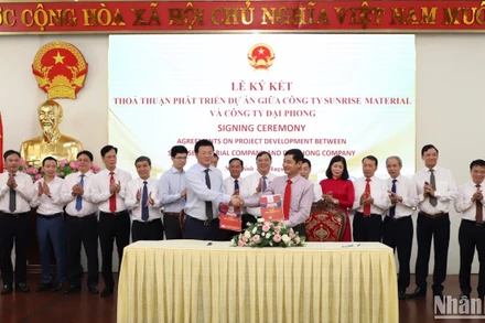 Đại diện Công ty cổ phần Xây dựng hạ tầng Đại Phong và đại diện Công ty Sunrise Material ký kết thỏa thuận phát triển dự án trị giá 100 triệu USD.