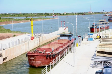 Tàu vận tải thủy đi từ Sông Ninh Cơ sang sông Đáy qua Kênh Nghĩa Hưng. 