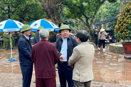 Đồng chí Phạm Gia Túc, Bí thư Tỉnh ủy Nam Định có mặt tại Đền Trần để chỉ đạo, động viên các lực lượng làm nhiệm vụ bảo đảm an ninh, trật tự trong đêm khai ấn.