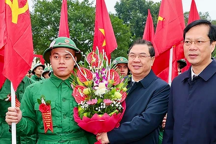 Bí thư Tỉnh ủy Nam Định Phạm Gia Túc tặng hoa động viên tân binh nhập ngũ tại thành phố Nam Định.