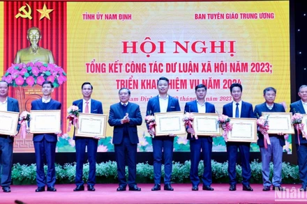 Đồng chí Lại Xuân Môn tặng Bằng khen của Ban Tuyên giáo Trung ương cho các tập thể có thành tích xuất sắc trong công tác dư luận xã hội năm 2023.