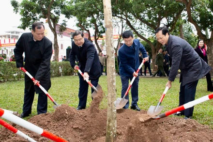 Các đồng chí lãnh đạo tỉnh, lãnh đạo thành phố Nam Định tham gia "Tết trồng cây" tại công viên Vị Xuyên.