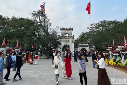 Người dân Nam Định tấp nập đến Đền Trần đi lễ, du xuân ngày đầu năm mới Giáp Thìn.