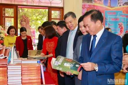Lãnh đạo tỉnh Nam Định tham quan các gian trưng bày Hội Báo Xuân Giáp Thìn 2024.