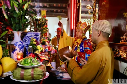 Dâng hương, làm lễ tưởng niệm Thái Tổ Thái Thượng hoàng Trần Thừa tại di tích lịch sử-văn hoá Đền Vạn Khoảnh, xã Mỹ Phúc, huyện Mỹ Lộc (Nam Định).