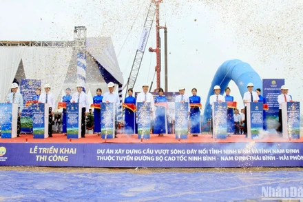 Các đại biểu bấm nút triển khai dự án đầu tư xây dựng cầu vượt sông Đáy nối 2 tỉnh Nam Định-Ninh Bình.