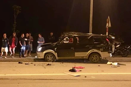 Chiếc ô-tô 7 chỗ mất lái, đâm vào dải phân cách và văng xa 30m sang làn đường đối diện.