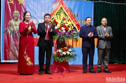 Đồng chí Lại Xuân Môn tặng hoa chúc mừng Ngày hội Đại đoàn kết toàn dân tộc tại khu dân cư Thượng Hữu, xã Nam Vân, thành phố Nam Định (Nam Định).