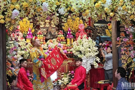 Các nghệ nhân trình diễn nghi lễ hầu đồng tại Quần thể di tích Phủ Dầy, xã Kim Thái, huyện Vụ Bản (Nam Định).