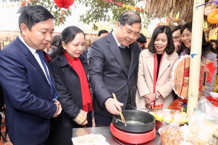 Các đại biểu trải nghiệm tại một số gian ẩm thực mang bản sắc truyền thống Thành Nam.