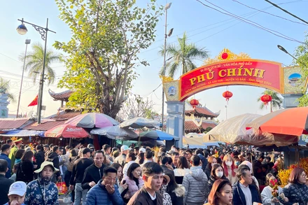 Hàng vạn du khách kéo về chợ Viềng, huyện Vụ Bản (Nam Định) du xuân, "mua may, bán rủi".