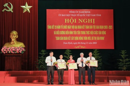 Đồng chí Đỗ Văn Chiến và đồng chí Phạm Gia Túc trao Bằng khen cho đại diện các Ban công tác Mặt trận khu dân cư tiêu biểu có thành tích xuất sắc trong 20 năm tổ chức Ngày hội Đại đoàn kết toàn dân tộc.