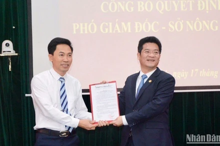 Đồng chí Trần Anh Dũng, Phó Chủ tịch Thường trực Ủy ban nhân dân tỉnh Nam Định trao Quyết định bổ nhiệm đồng chí Nguyễn Văn Hữu giữ chức vụ Phó Giám đốc Sở Nông nghiệp và Phát triển nông thôn.