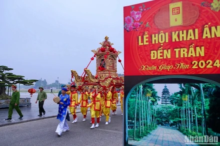 Lễ rước kiệu Ngọc Lộ, nghi lễ mở đầu cho Lễ hội khai ấn Đền Trần dịp xuân hằng năm.