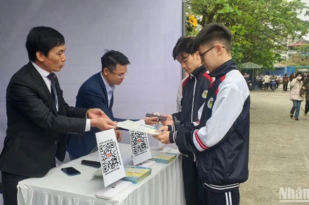 Khoảng 1.000 người, hầu hết là học sinh, sinh viên đến tìm hiểu thông tin tại Ngày hội việc làm tỉnh Nam Định năm nay.