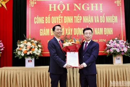 Đồng chí Phạm Đình Nghị, Chủ tịch Ủy ban nhân dân tỉnh Nam Định trao Quyết định bổ nhiệm đồng chí Trần Văn Hưng giữ chức vụ Giám đốc Sở Xây dựng.
