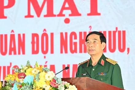 Đại tướng Phan Văn Giang, Ủy viên Bộ Chính trị, Bộ trưởng Quốc phòng phát biểu tại buổi gặp mặt