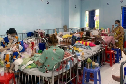 Nhiều bệnh nhi sởi biến chứng viêm phổi đang được điều trị tại Bệnh viện Nhi đồng 1, Thành phố Hồ Chí Minh.