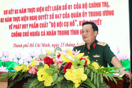 Trung tướng Trần Hoài Trung, Bí thư Đảng ủy, Chính ủy Quân khu 7 chủ trì hội nghị.
