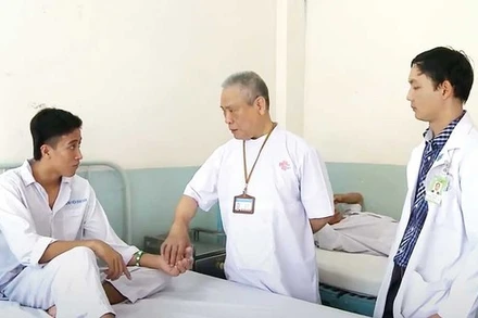 Giáo sư Văn Tần thăm khám cho người bệnh. (Ảnh: Bệnh viện Bình Dân)