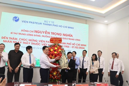 Đồng chí Nguyễn Trọng Nghĩa, Trưởng Ban Tuyên giáo Trung ương tặng hoa chúc mừng Viện Pasteur Thành phố Hồ Chí Minh.