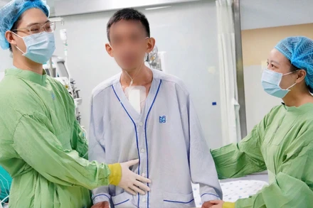 Bệnh nhân đã có thể đứng thẳng, tự ăn cháo và trò chuyện vui vẻ với mọi người.