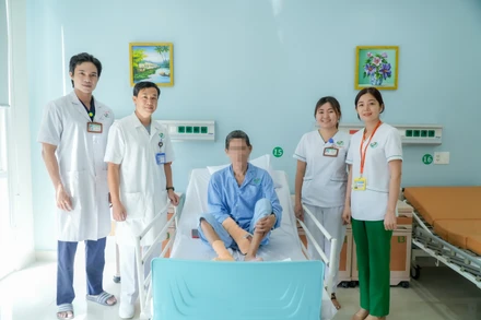 Sau gần 6 giờ, ca phẫu thuật hoàn thành. Theo dõi liên tục sau 7 ngày, hiện tại bệnh nhân ổn định, có thể vận động và đi lại nhẹ nhàng. 
