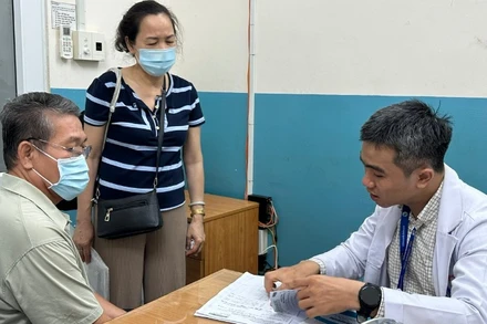 Bác sĩ Chuyên khoa II Nguyễn Phúc Nguyên đang trao đổi với người bệnh và người nhà trong đợt tái khám.