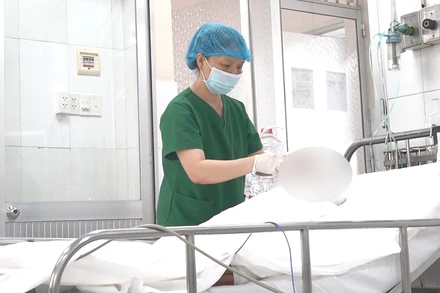 Nhân viên y tế đang chăm sóc vết thương cho nạn nhân. (Ảnh: Bệnh viện cung cấp)