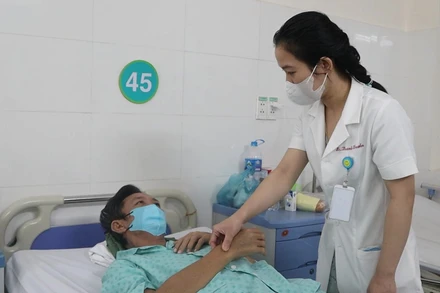 Bệnh nhân được bác sĩ thăm khám và tư vấn trước khi xuất viện.