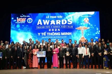 Các đại biểu chụp hình lưu niệm với các tập thể đoạt giải