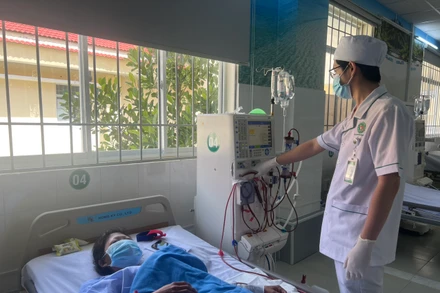Lần đầu tiên bệnh nhân huyện Cần Giờ được chạy thận ngay tại địa phương.