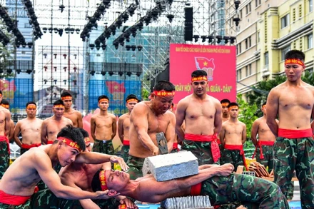 Bộ đội đặc công trình diễn tiết mục đập vỡ đá trên ngực. (Ảnh: Hữu Tân)