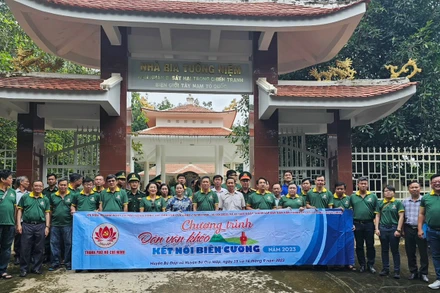 Đoàn đại biểu chương trình "Dân vận khéo- Kết nối biên cương năm 2023" chụp hình lưu niệm tại Bia tưởng niệm Huyện Bù Đốp, Tỉnh Bình Phước.